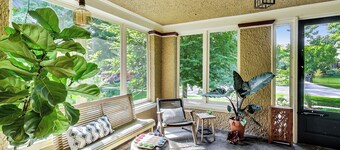 4-bedroom townhome in Frank Lloyd Wright District-FREE PARKING, Patio, Yard