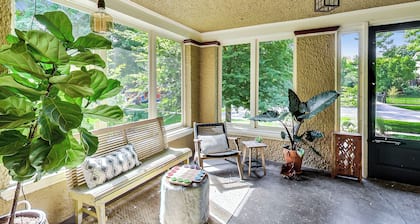 4-bedroom townhome in Frank Lloyd Wright District-FREE PARKING, Patio, Yard