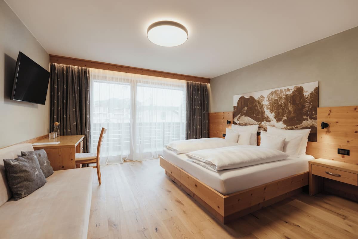 Dobbeltrom – comfort | Dundyner, safe på rommet, skrivebord og lydisolert
