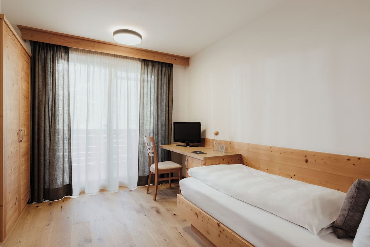 Basic-Einzelzimmer | Daunenbettdecken, Zimmersafe, Schreibtisch, schallisolierte Zimmer