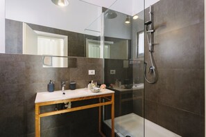 Apartment, 2 Bedrooms | Bathroom | Shower, hair dryer, bidet, towels