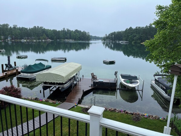 Property grounds - Cozy 3-bedroom cabin in adorable Waupaca with amazing lake view and sand beach (Waupaca)