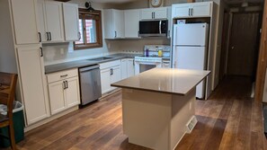 Private kitchen - Cozy 3-bedroom cabin in adorable Waupaca with amazing lake view and sand beach (Waupaca)