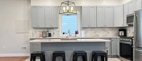 Microondas, horno, parrilla de estufa y lavavajillas