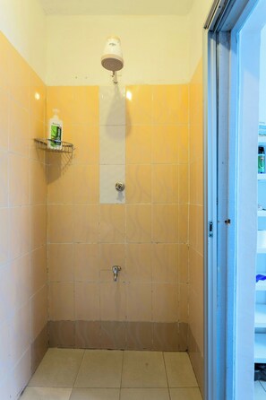 Shower, hair dryer, towels, soap - Sunny Spacious Studio (Nairobi)