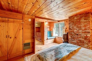 4 bedrooms, iron/ironing board, Internet, bed sheets