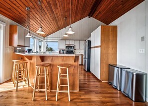 Fridge, microwave, oven, stovetop - The Aerie -Short walk to the Beach! (Cannon Beach)