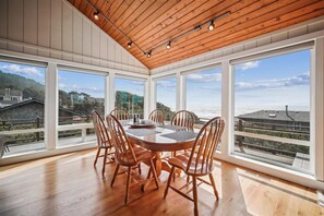 Dining - The Aerie -Short walk to the Beach! (Cannon Beach)