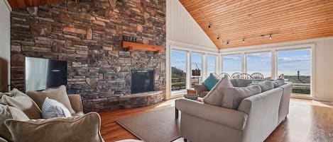 Televisión y chimenea