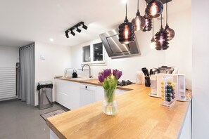 Een magnetron, een oven, een kookplaat, een vaatwasser