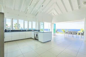 Ovn, kokeplater, oppvaskmaskin og kaffetrakter/tekoker