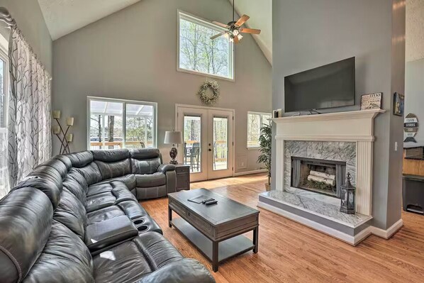 TV connectée, cheminée, table de tennis de table, médiathèque