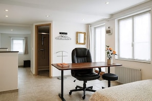 1 Schlafzimmer, Schreibtisch, Bügeleisen/Bügelbrett, Reisekinderbett