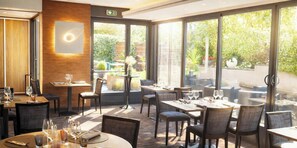 Ein Restaurant mit Außenbereich, großen Fenstern und modernem Interieur.