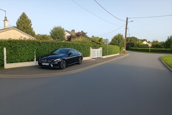 Property grounds - Furnished studio - Private entrance & parking in Flers (Flers)