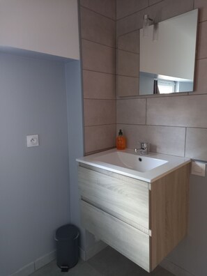 淋浴設備、風筒、提供毛巾、番梘