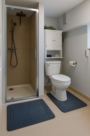 Dusche, Haartrockner, Handtücher, Seife