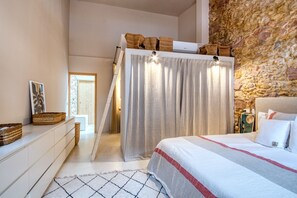 3 bedrooms, iron/ironing board, WiFi, bed sheets - Casa Espectacular en el Centro de Palafrugell, Recién Restaurada (Palafrugell)