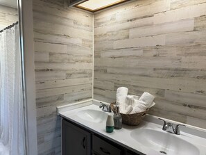 Ducha, toallas, jabón y champú