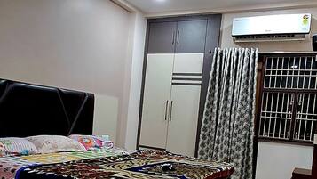 4 室のベッドルーム、アイロン / アイロン台、WiFi、ベッドシーツ