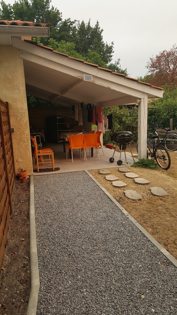 Outdoor dining - Maison A Deux PAS DU LAC ET 10km DE L Ocean Commerce A 500m Parking Gratuit (Parentis-en-Born)