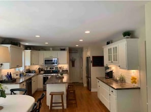 Cookware/dishes/utensils - Saratoga Racetrack and SPAC getaway  (Saratoga Springs)