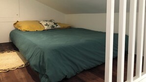 1 bedroom, bed sheets - A self-contained studio in a green setting  (Chatou)