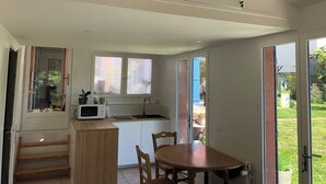Microwave, stovetop - A self-contained studio in a green setting  (Chatou)