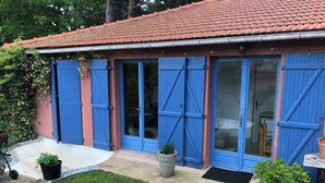 Exterior detail - A self-contained studio in a green setting  (Chatou)