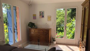 Interior - A self-contained studio in a green setting  (Chatou)