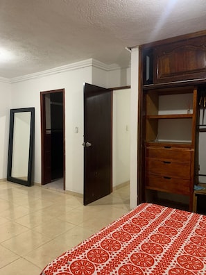 Habitación básica con 1 cama matrimonial o 2 individuales, 1 habitación, para no fumadores, balcón | Ropa de cama hipoalergénica, muebles diferentes y wifi gratis 