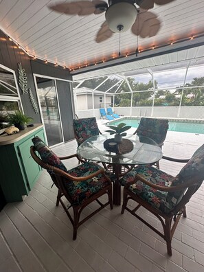 Outdoor dining - Spacious 4-bedroom house with heated pool, family & pets welcomed! (Port Charlotte)