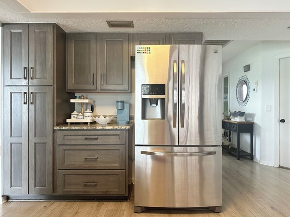 Fridge, microwave, oven, stovetop - Spacious 4-bedroom house with heated pool, family & pets welcomed! (Port Charlotte)