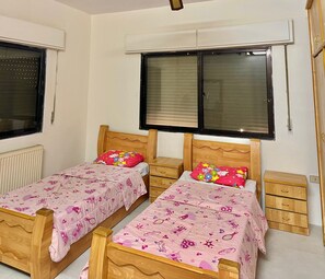 4 bedrooms, in-room safe, iron/ironing board, bed sheets - Charming house with AC in enchanting Irbid (Irbid)