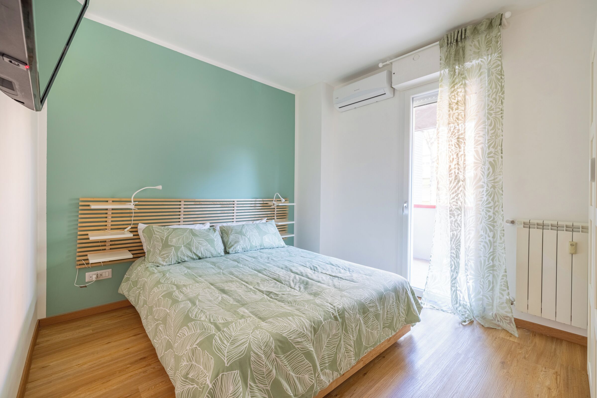 2 bedrooms, travel crib, WiFi, bed sheets