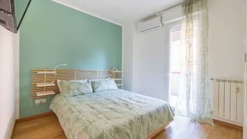 2 bedrooms, travel crib, WiFi, bed sheets