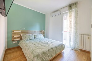 2 bedrooms, travel crib, WiFi, bed sheets