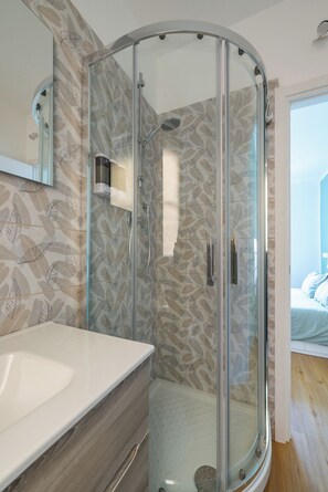 Shower, hair dryer, bidet, towels - Lovely apartment 5 minutes walk from Tor di Valle Station of  MetroMare line
 (Roma)