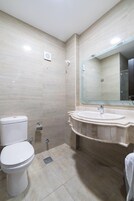 Ein Badezimmer mit Toilette, Waschbecken und Dusche.