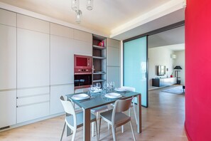 Lägenhet | Eget kök | Vattenkokare, barnstol och matbord