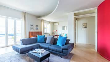 Apartment | Living area | 35-cm flat-screen TV with digital channels