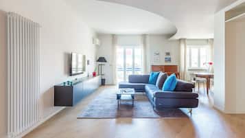 Apartment | Living area | 35-cm flat-screen TV with digital channels