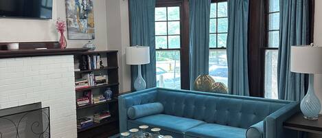 Een smart-tv en een open haard