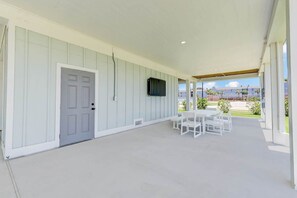 Outdoor dining - Salt and Stone Villa 8116 (Galveston)