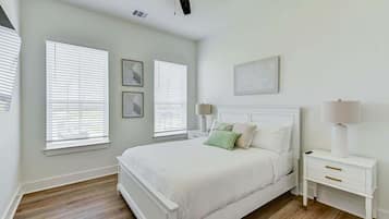 4 habitaciones, tabla de planchar con plancha, wifi y ropa de cama