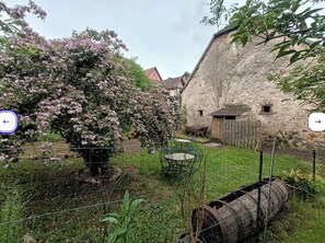 Property grounds - Ancienne Grange Rénovée Dans Cour Privée au Calme Avec Jardin sur les Remparts (Bergheim)