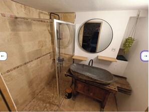 Douche, sèche-cheveux, serviettes fournies, savon