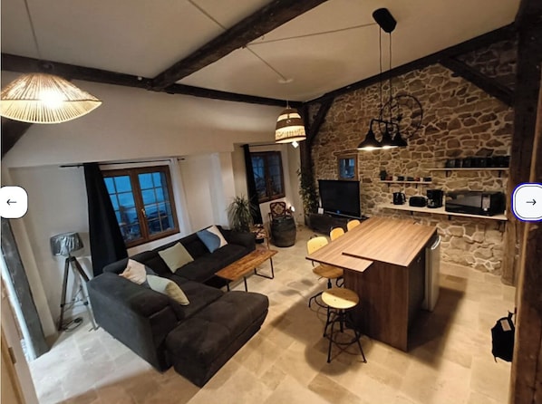 Living area - Ancienne Grange Rénovée Dans Cour Privée au Calme Avec Jardin sur les Remparts (Bergheim)