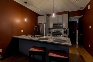 Fridge, microwave, stovetop, dishwasher