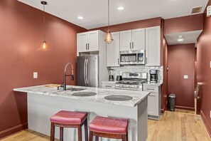 Réfrigérateur, micro-ondes, plaque de cuisson, lave-vaisselle